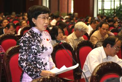 Đại biểu Quốc hội tỉnh Long An, bà Võ Thị Dễ phát biểu ý kiến. Ảnh: Nguyễn Dân -TTXVN