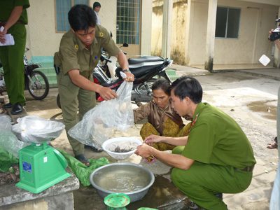 Bà Phạm Thị Luận, ngụ ấp Ngọc Hải, xã Đông Hưng A cùng Công an huyện An Minh cân lại 1kg tôm giống mới mua chỉ còn 200 gram.