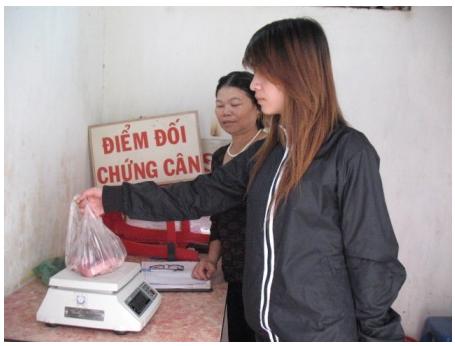can-doi-chieu-hoa-sen-vang Cảnh giác với chiếc cân ở chợ