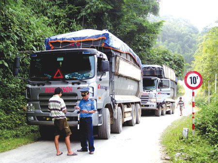 Bảo kê, hộ tống trốn trạm cân cho xe quá tải trọng