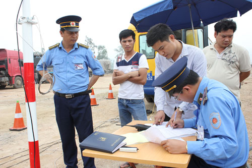 nghean-xe-tai-ne-tram-can-qua-tai-2 nghean-xe-tai-ne-tram-can-qua-tai-2