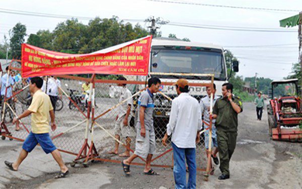 nguoi-dan-bien-hoa-lai-rao-duong-chan-hung-than-xa-lo-1 nguoi-dan-bien-hoa-lai-rao-duong-chan-hung-than-xa-lo