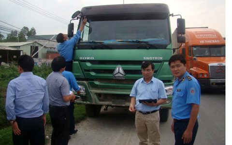 xe-qua-tai-dau-dau-tram-can-luu-dong-ky-an-5